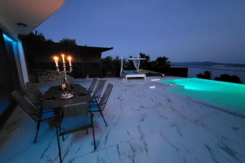 CRIKVENICA - Luksuzna moderna kuća sa infinity bazenom