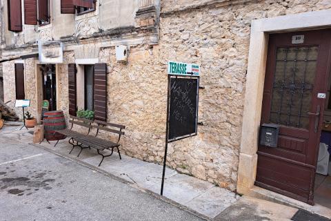 Istra, Brtonigla, ugostiteljski prostor od 274,71 m2 sa više stanova i dvorištem