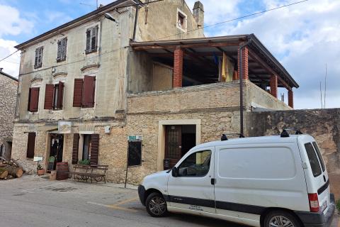 Istra, Brtonigla, ugostiteljski prostor od 274,71 m2 sa više stanova i dvorištem