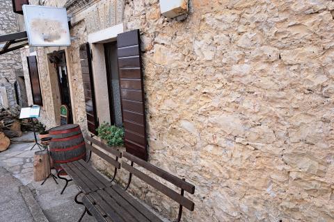 Istra, Brtonigla, ugostiteljski prostor od 274,71 m2 sa više stanova i dvorištem