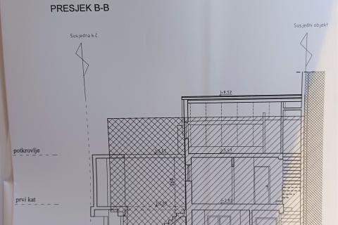 Rovinj,Valbruna,dvojna kuća za renovaciju na 500m2 okućnice sa 4 stana