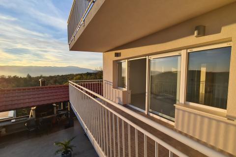 Viškovo, Saršoni - 1. kat, 2S+DB stan 82 m2 s bazenom na korištenje