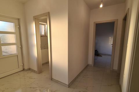 Viškovo, Saršoni - 1. kat, 2S+DB stan 82 m2 s bazenom na korištenje