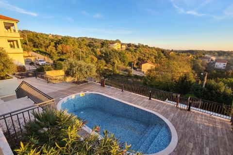 Viškovo, Saršoni - 1. kat, 2S+DB stan 82 m2 s bazenom na korištenje