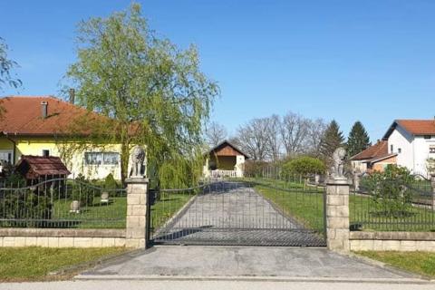 House Bratina, Pisarovina, 590m2