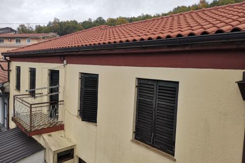 MATULJI, JUŠIĆI - kuća s komfornim stanom i dva poslovna prostora