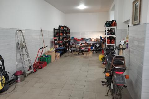 MATULJI, JUŠIĆI - kuća s komfornim stanom i dva poslovna prostora