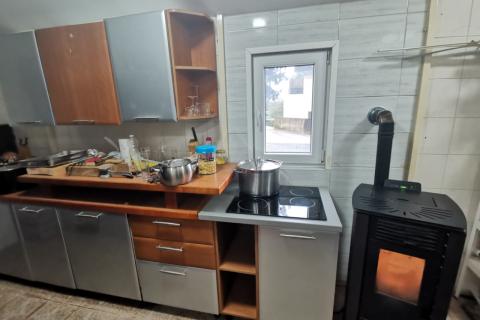 MATULJI, JUŠIĆI - kuća s komfornim stanom i dva poslovna prostora