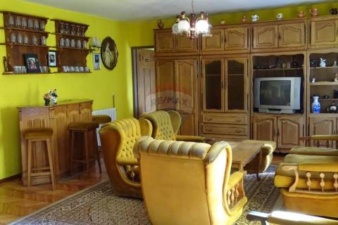 MATULJI, JUŠIĆI - kuća s komfornim stanom i dva poslovna prostora