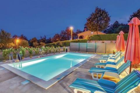 KASTAV - samostojeća kuća s bazenom, 4 stambene jedinice