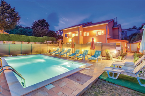 KASTAV - samostojeća kuća s bazenom, 4 stambene jedinice