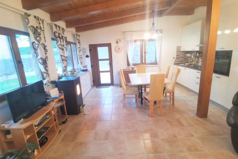 KASTAV - samostojeća kuća s bazenom, 4 stambene jedinice