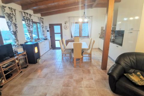 KASTAV - samostojeća kuća s bazenom, 4 stambene jedinice