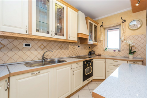 KASTAV - samostojeća kuća s bazenom, 4 stambene jedinice