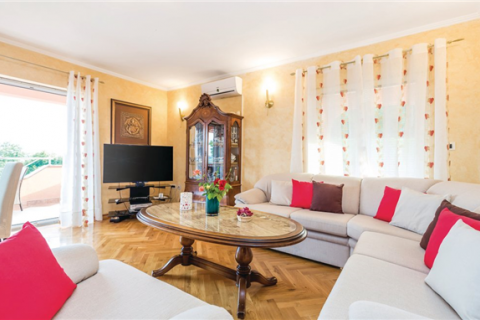 KASTAV - samostojeća kuća s bazenom, 4 stambene jedinice