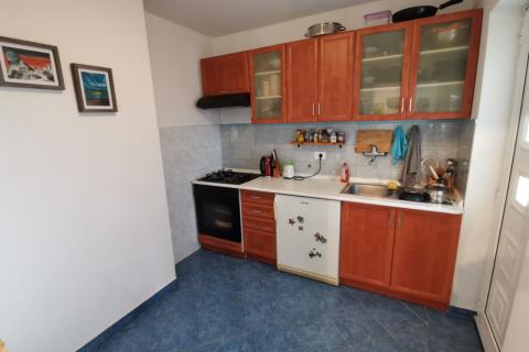 KASTAV - samostojeća kuća s 2 stana, okućnica, garaža