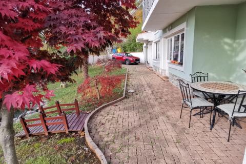 KASTAV - samostojeća kuća s 2 stana, okućnica, garaža