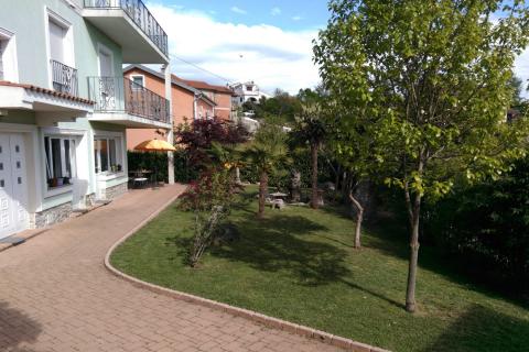 KASTAV - samostojeća kuća s 2 stana, okućnica, garaža