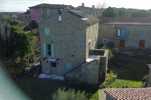 Brič okolica, autohtona kamena kuća