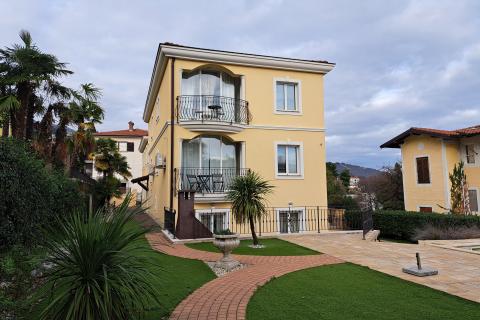 Lovran,prekrasna vila,blizina centra, 5 stanova s pogledom na more