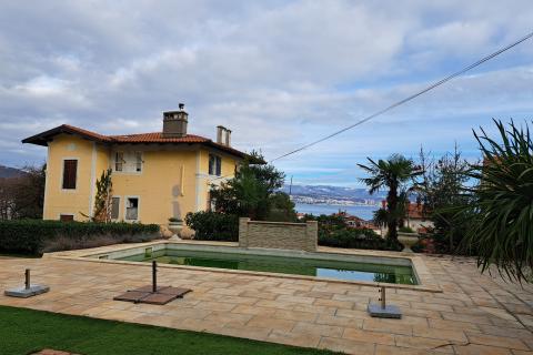 Lovran,prekrasna vila,blizina centra, 5 stanova s pogledom na more