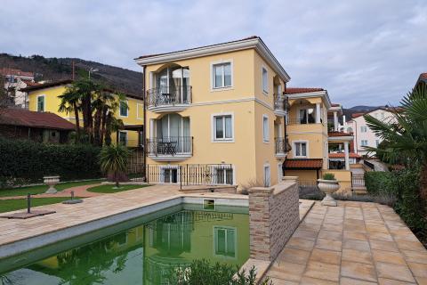 Lovran,prekrasna vila,blizina centra, 5 stanova s pogledom na more