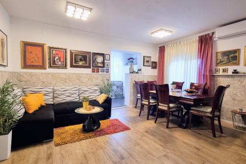 Rovinj - stan 68m2 - četiri spavaće sobe 500m od plaže