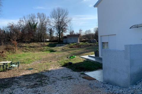 Baderna, lijepa dvojna kuća sa velikom okućnicom i bazenom