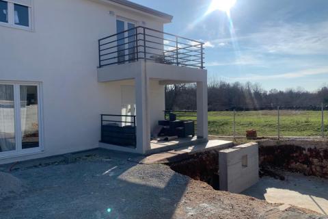 Baderna, lijepa dvojna kuća sa velikom okućnicom i bazenom