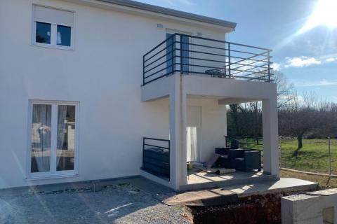 Baderna, lijepa dvojna kuća sa velikom okućnicom i bazenom