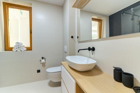 OPATIJA- dvoetažan stan, 1.red do mora, bazen, garaža, vrt, lift, pogled na more