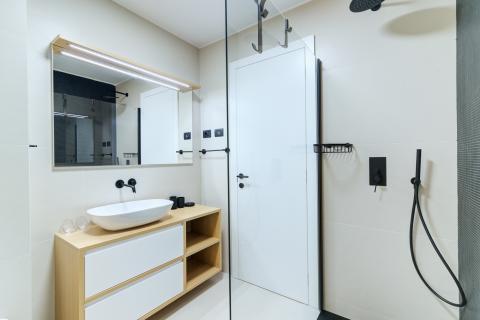 OPATIJA- dvoetažan stan, 1.red do mora, bazen, garaža, vrt, lift, pogled na more