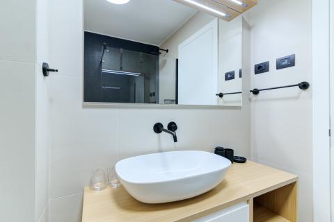 OPATIJA- dvoetažan stan, 1.red do mora, bazen, garaža, vrt, lift, pogled na more