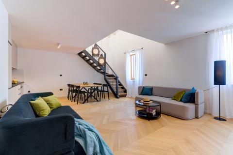 OPATIJA- dvoetažan stan, 1.red do mora, bazen, garaža, vrt, lift, pogled na more