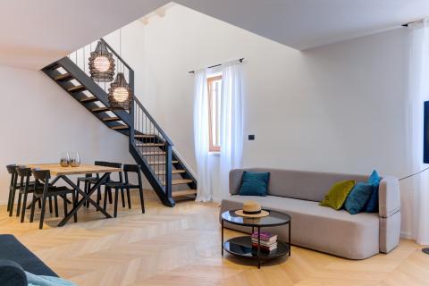 OPATIJA- dvoetažan stan, 1.red do mora, bazen, garaža, vrt, lift, pogled na more