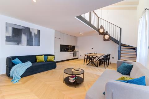 OPATIJA- dvoetažan stan, 1.red do mora, bazen, garaža, vrt, lift, pogled na more