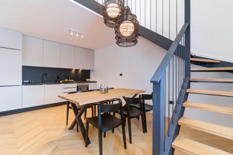 OPATIJA- dvoetažan stan, 1.red do mora, bazen, garaža, vrt, lift, pogled na more