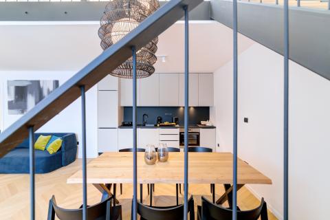 OPATIJA- dvoetažan stan, 1.red do mora, bazen, garaža, vrt, lift, pogled na more