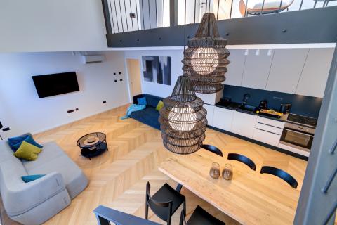 OPATIJA- dvoetažan stan, 1.red do mora, bazen, garaža, vrt, lift, pogled na more