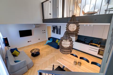 OPATIJA- dvoetažan stan, 1.red do mora, bazen, garaža, vrt, lift, pogled na more