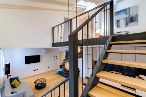 OPATIJA- dvoetažan stan, 1.red do mora, bazen, garaža, vrt, lift, pogled na more