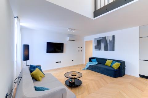 OPATIJA- dvoetažan stan, 1.red do mora, bazen, garaža, vrt, lift, pogled na more