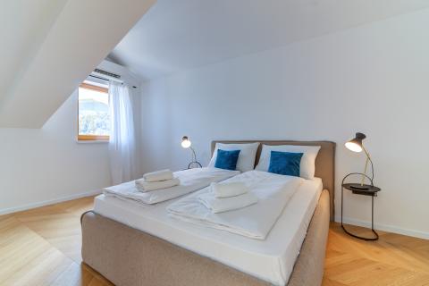 OPATIJA- dvoetažan stan, 1.red do mora, bazen, garaža, vrt, lift, pogled na more