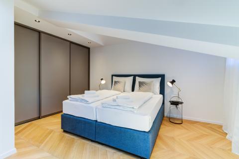 OPATIJA- dvoetažan stan, 1.red do mora, bazen, garaža, vrt, lift, pogled na more