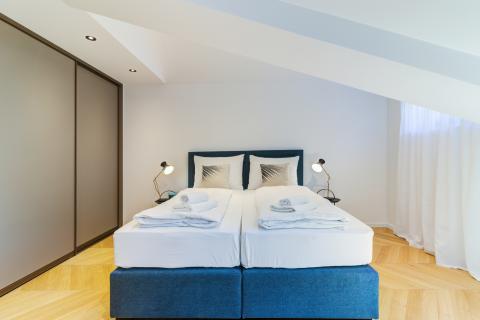 OPATIJA- dvoetažan stan, 1.red do mora, bazen, garaža, vrt, lift, pogled na more