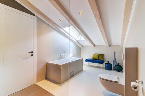 OPATIJA- dvoetažan stan, 1.red do mora, bazen, garaža, vrt, lift, pogled na more