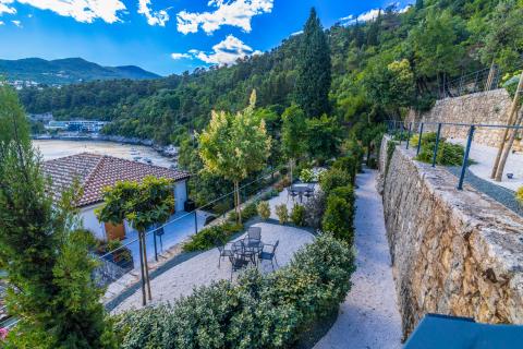 OPATIJA- dvoetažan stan, 1.red do mora, bazen, garaža, vrt, lift, pogled na more