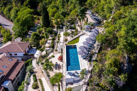 OPATIJA- dvoetažan stan, 1.red do mora, bazen, garaža, vrt, lift, pogled na more