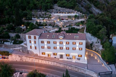 OPATIJA- dvoetažan stan, 1.red do mora, bazen, garaža, vrt, lift, pogled na more