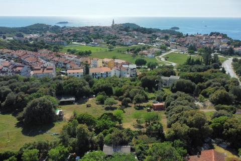 Istra, Vrsar, lijepo građevinsko zemljište veličine 1842 m2 na odličnoj lokaciji 